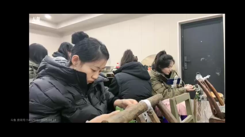 看美女咩咩包粽子好认真