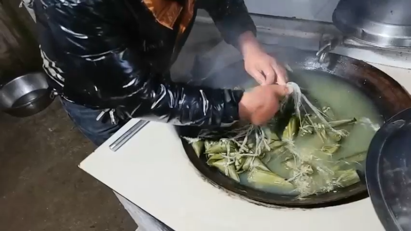 今天的粽子要好了，五毒说肖哥包的粽子不行啊