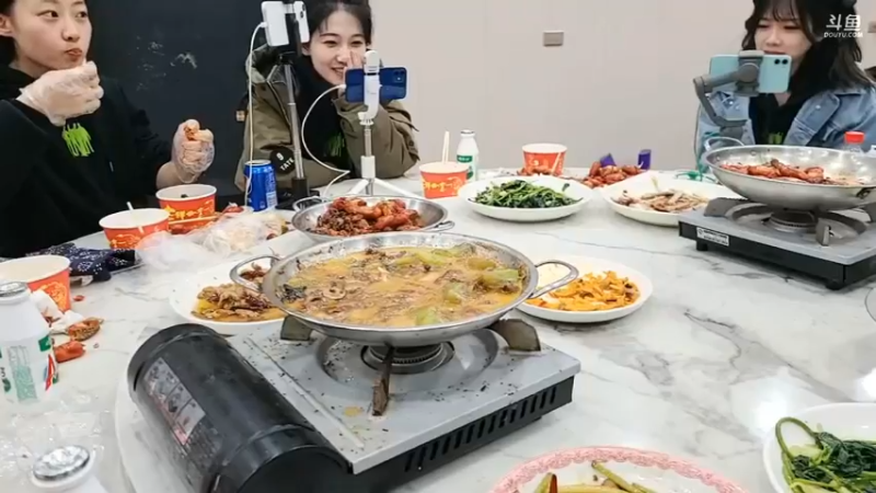 大家吃完饭了，美女咩咩开始吃小龙虾了，肖哥还没吃饱