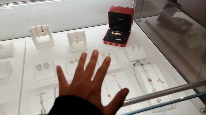 博哥坐车带美女去买项链，真不错啊