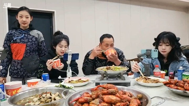 肖哥让美女咩咩帮忙按摩，强哥也体验了