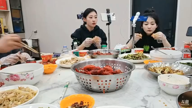 肖哥和女主播吃饭，大家都吃的很开心