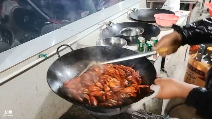 今晚是最后一天聚餐，又是很多小龙虾，美滋滋啊