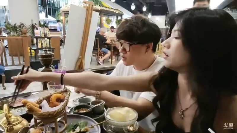 是茵妹妹和韩国人在泰国吃美食，真好看