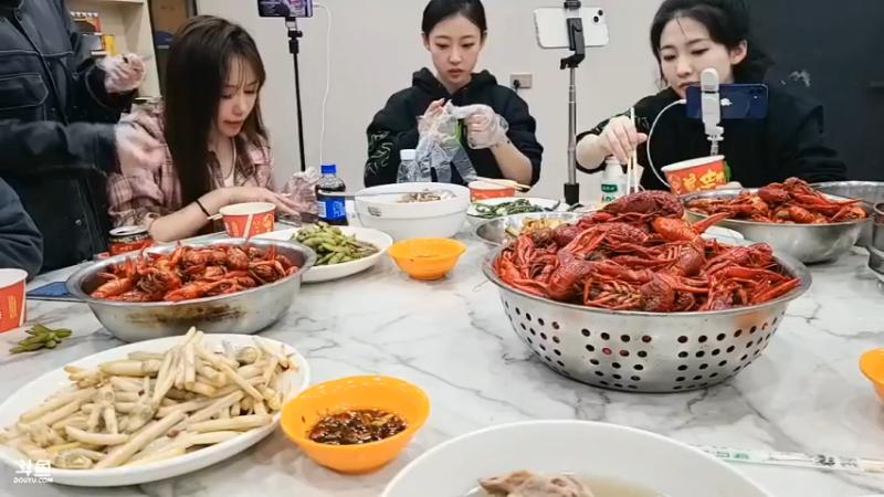 肖哥看到很久没女粉丝送礼物了，美男计有用