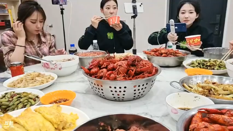 肖哥和美女一起吃晚饭，很丰盛啊