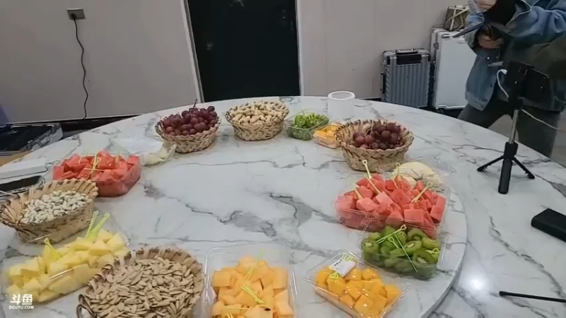 肖哥和女嘉宾发言完吃水果零食，美滋滋