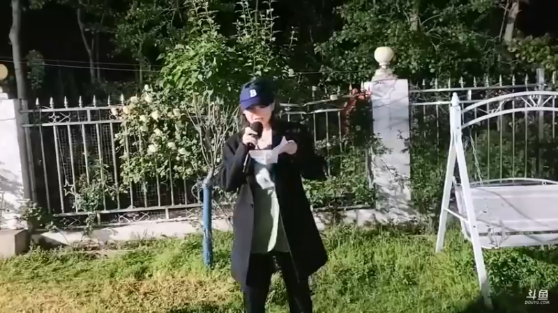 美女萌萌和鹅妹发言感谢这些天在肖哥这里的快乐生活