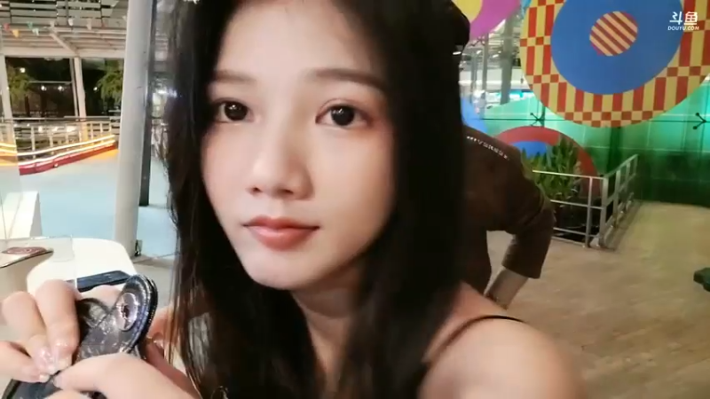 茵茵和大舅哥在泰国旅游，吃完饭还喝饮料