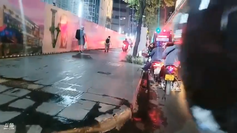 茵茵坐摩托车到了，要找大舅哥吃饭了