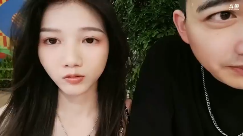 美女茵茵吃完饭和大舅哥聊天，大舅哥说我热度不高啊