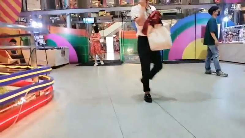 茵茵终于到饭店了，找大舅哥吃饭，熊大来接