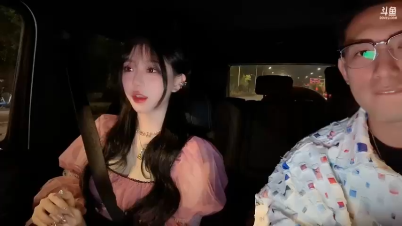 博哥开车在南京带美女游玩，美女好可爱