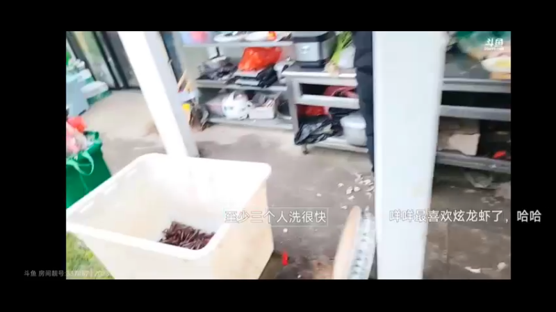 美女咩咩和圆总要洗小龙虾