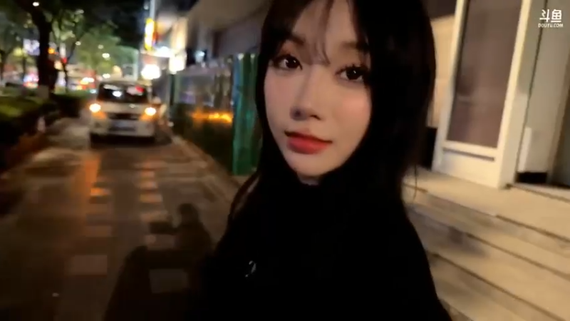 博哥带美女去商场游乐场玩抓娃娃，博哥还是有技术的啊