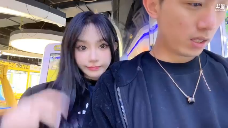 博哥帮美女星星抓了很多娃娃，美女开心啊