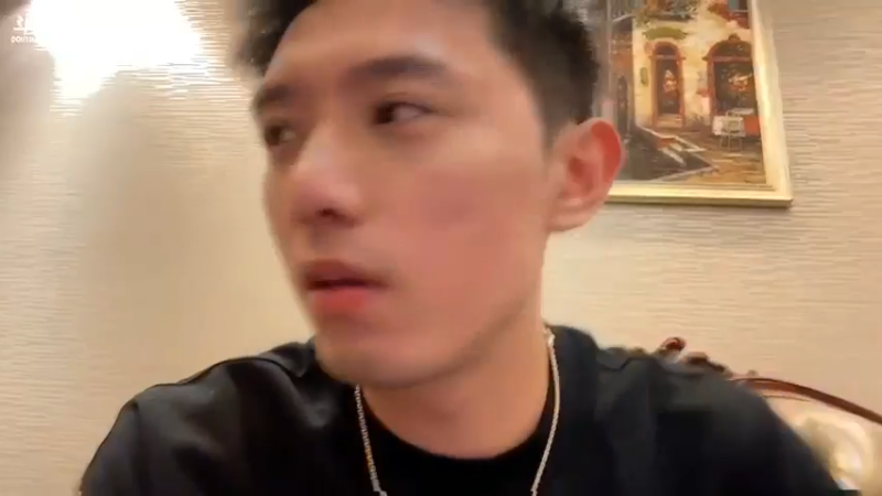 博哥和美女吃完饭，叫大家一人来几手礼物