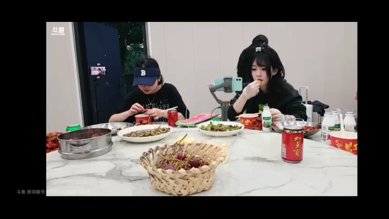 美女彪子和萌萌吃小龙虾，走了几个女嘉宾，够吃