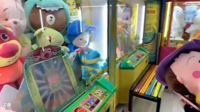 博哥和美女在玩娃娃机，博哥抓了几个大的，来进货了啊