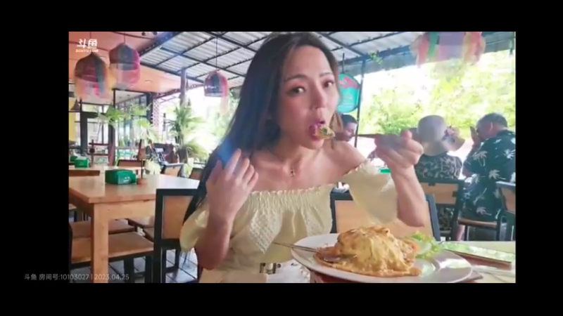 美女爱丽丝在泰国吃蛋包饭，就一个鸡蛋一点蔬菜，饭吃不下啊