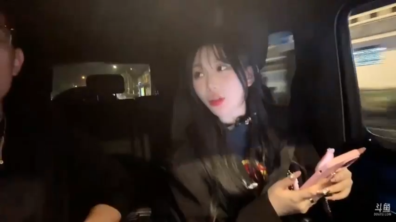 博哥开车送美女，美女很可爱