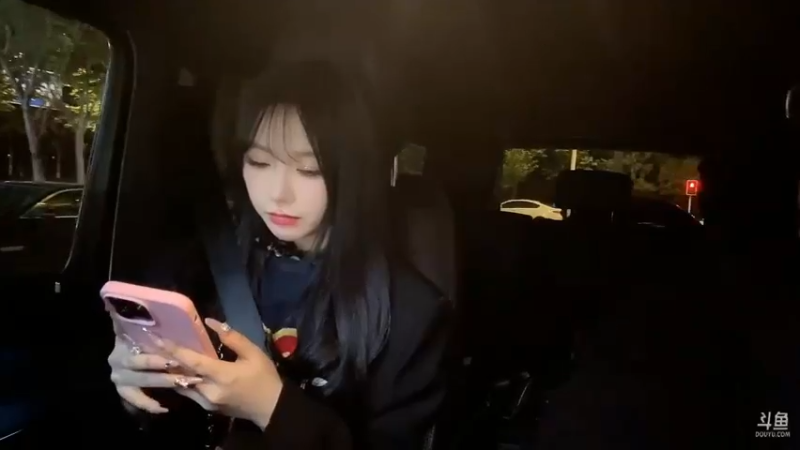 博哥开车和美女聊天，美女星星说的好，大家说好女人啊