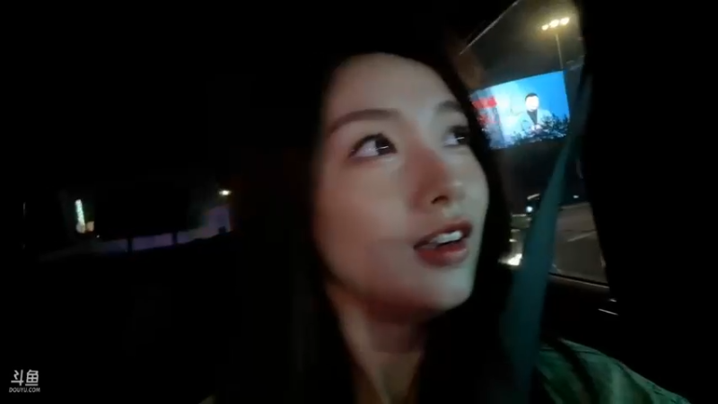 美女说博哥车上的东西比自己全部家当都值钱