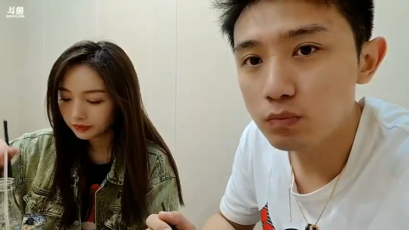 博哥和美女小沫吃黄焖鸡，吃的香