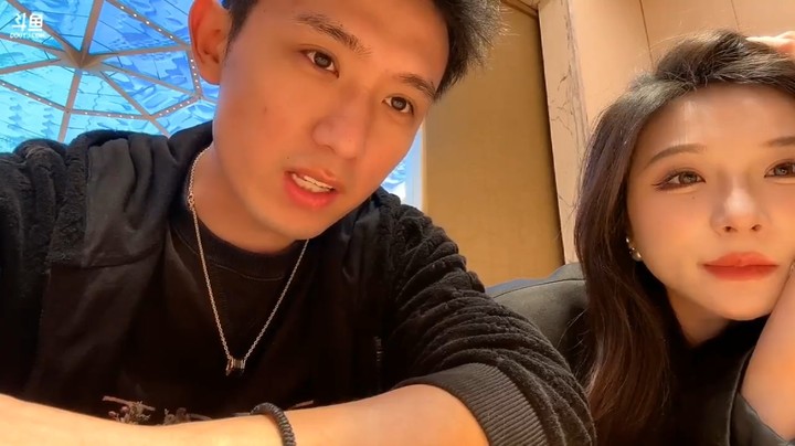 博哥带美女去买戒指，3万左右的，美女好开心