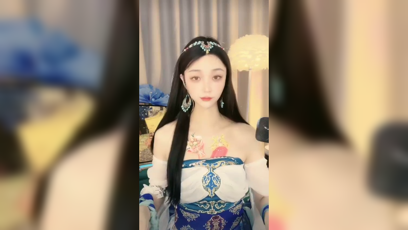 美女小姐姐在身上画画，擦掉继续