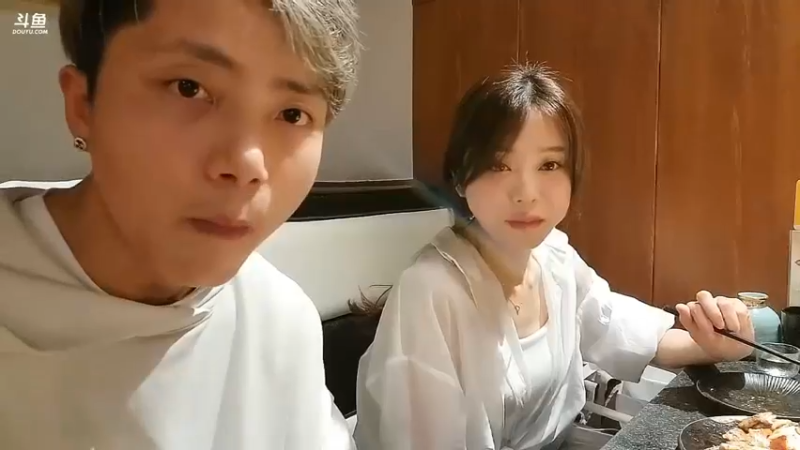 龍骑士丶尧顺宇和美女小七吃饭，两个人聊天搞笑啊