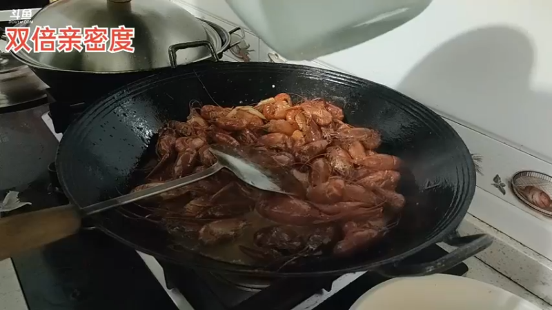 大哥深夜11点做小龙虾吃