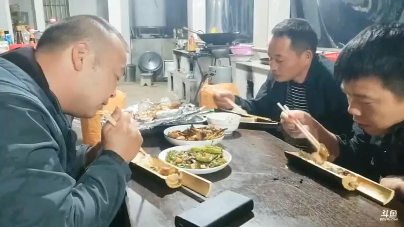 肖哥不在，五毒和强哥鱼总吃烤鸡和竹筒饭，好快乐