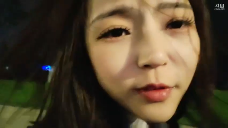 睡懵的爱丽丝徒步搭车，大哥是好人啊