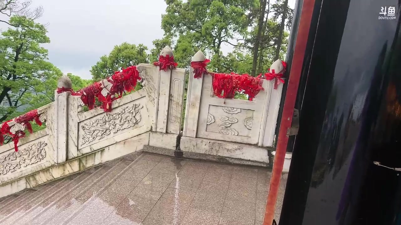 【2023-04-28 14点场】NB丶小飞：小飞：集体惩罚雨天爬青城山