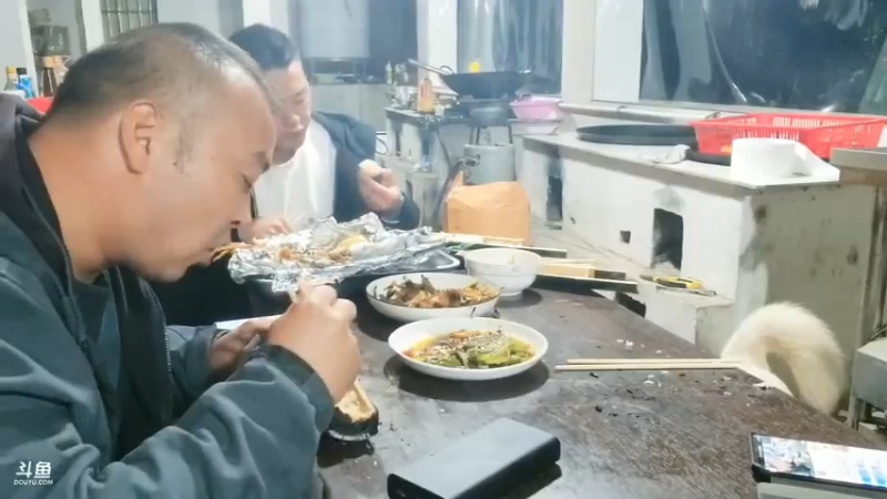 肖哥居然赶回来吃竹筒饭和烧鸡了，快乐啊