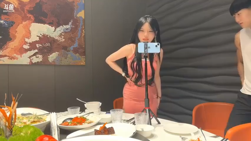 博哥看美女和伞皇聊天好搞笑，美女前凸后翘好身材