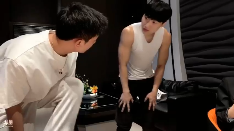 博哥和美女一起吃饭，吃的很上流