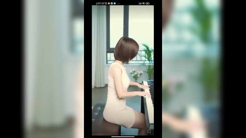 美女弹琴很好听，好优雅