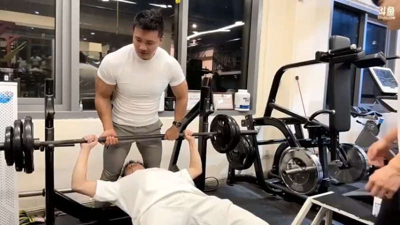 博哥为了做80斤卧推，让黑人毅帮忙