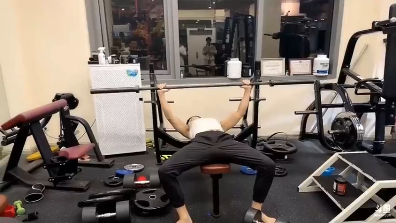 博哥做卧推，看起来不难啊