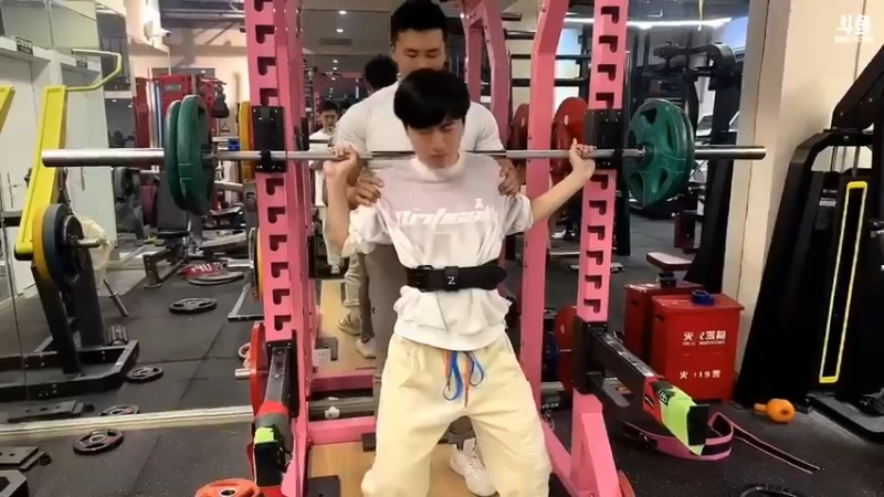 博哥看新一和伞皇举重，两个人一个都受不了了