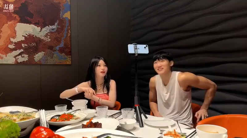 博哥看美女猪猪和伞皇聊天，美女心心很低调啊