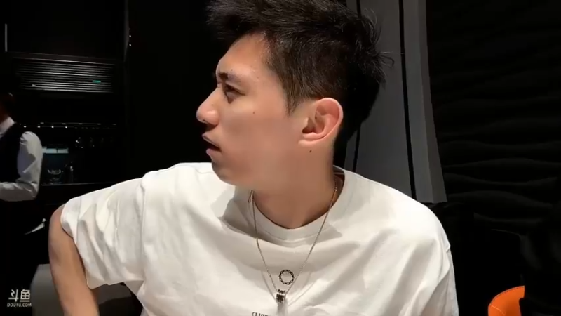 博哥叫美女吃饭，伞皇也来了，两个人互相秀了一把力气