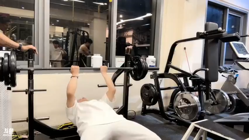 博哥不服要做一个卧推，结果失败了