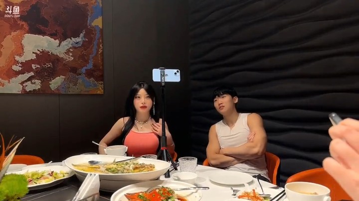 博哥和美女吃饭，伞皇身材突出，美女喜欢啊