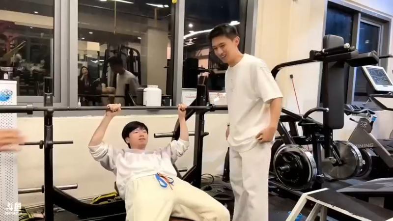 伞皇手臂力量可以，博哥做三个不行，他做18个