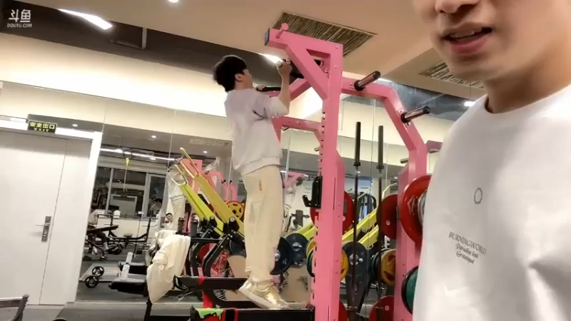 博哥看美女温宁做卧推，厉害啊