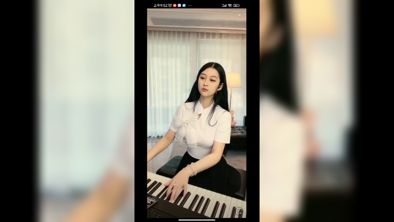 美女小姐姐弹琴好认真，真好看