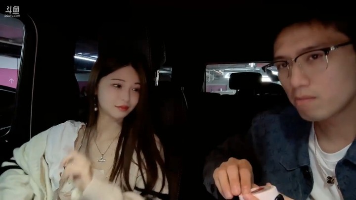 博哥在车上给美女吃的，大家说别吃啊